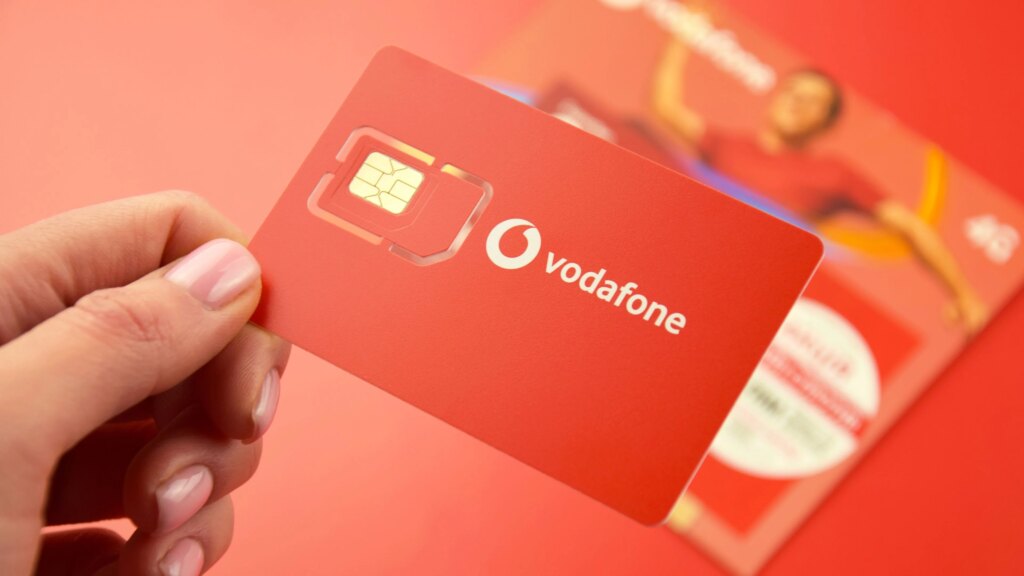 45 Euro Guthaben bei Vodafone: Dieser Aktionscode macht’s möglich Eine Vodafone-SIM-Karte wird von einer Hand gehalten