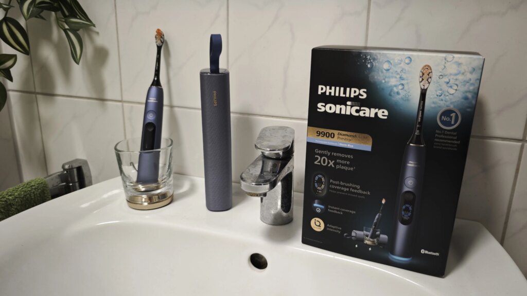Philips Sonicare Next-Generation DiamondClean 9900 Prestige ausgepackt mit Karton, Ladestation und Reiseetaui auf dem Waschbeckenrand