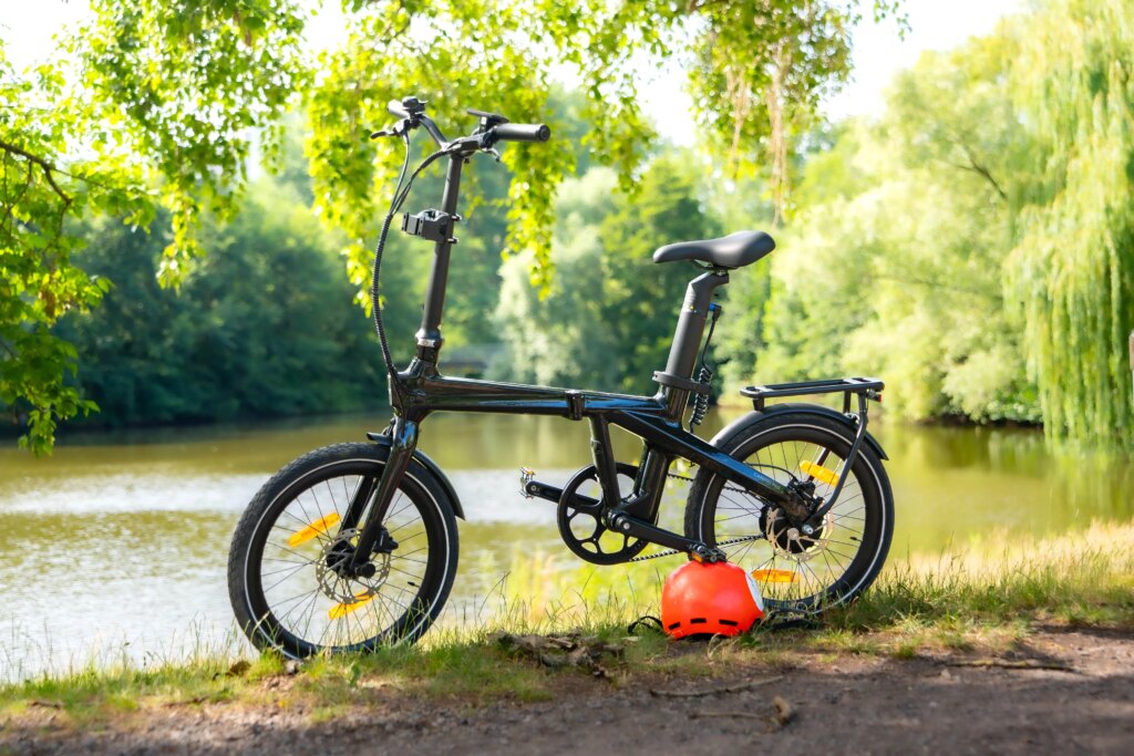 Das ADO Air Carbon Pro vor einem See.