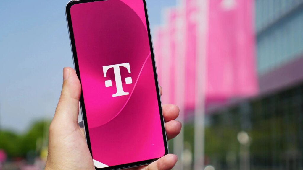Das ist der aktuell günstigste Unlimited-Tarif im Netz der Telekom Smartphone auf dem das Telekom-Logo zu sehen ist