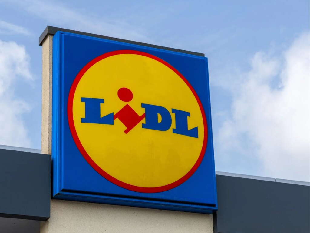 Diese 5 Angebote solltest du sehen Ein Lidl-Logo auf einem Gebäude.