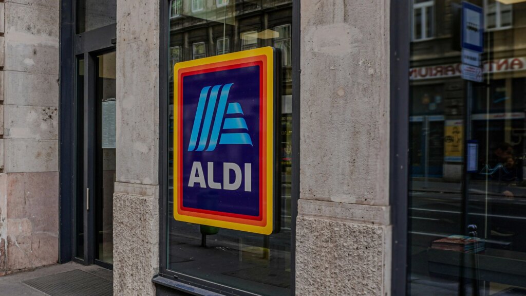 Aldi-Logo auf einer Gebäudefassade