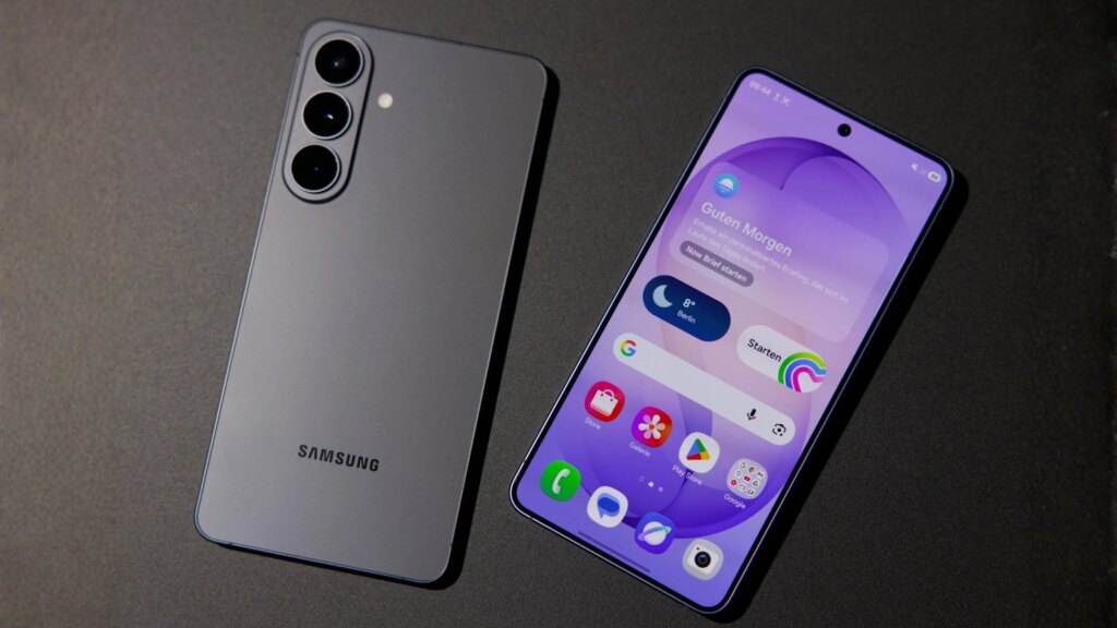 Samsung Galaxy S26 Vorder- und Rückseite nebeneinander