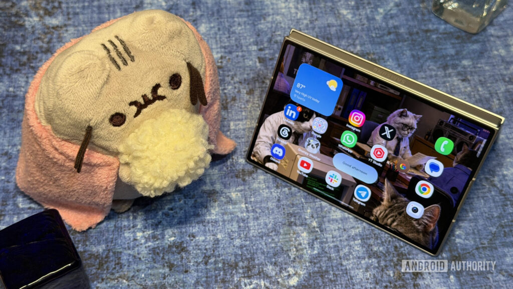 Samsung Galaxy Z Fold 8 tent mode pusheen