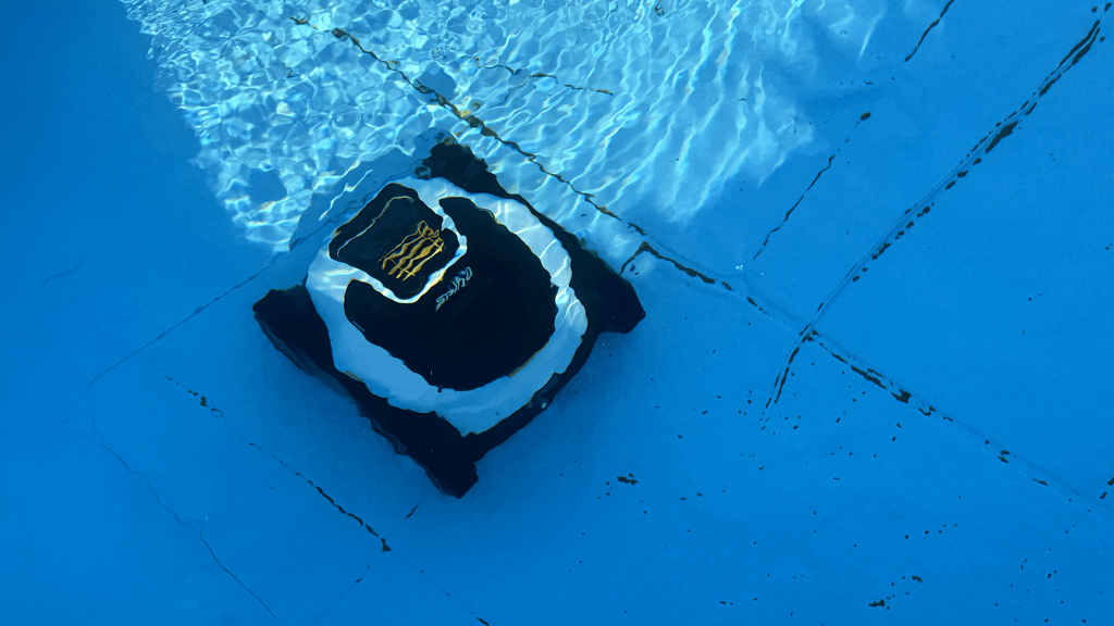 Mammotion Spino E1 review: This compact pool robot tackles big messes Test Mammotion Spino E1