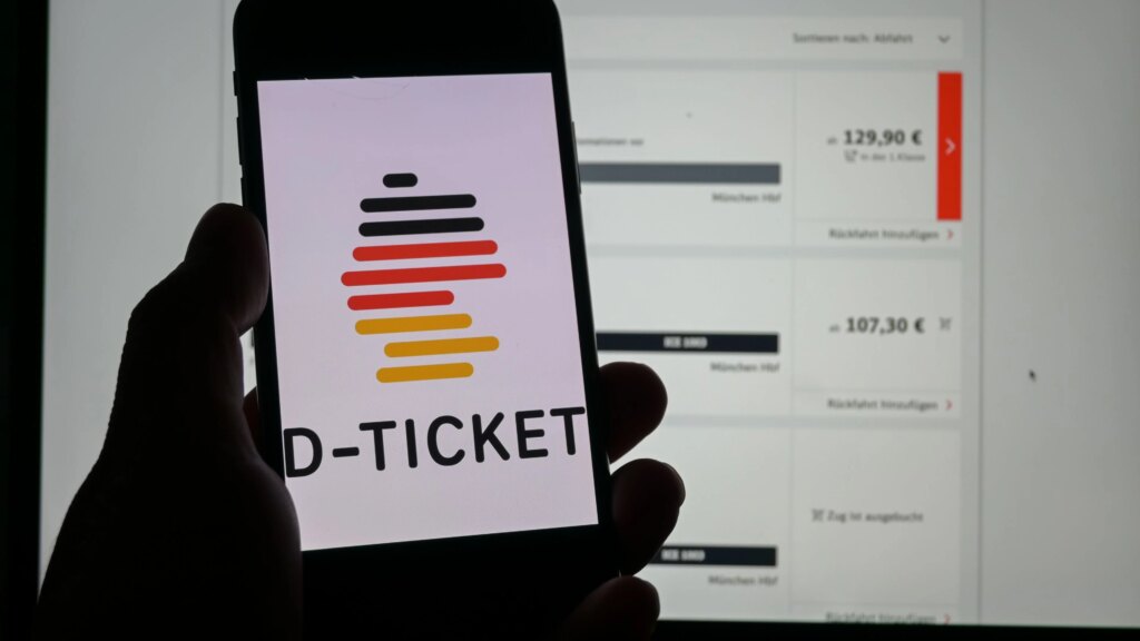 Neuer Deutschlandticket-Preis: Diese Frist solltest du dir merken Ein Deutschlandticket-Logo auf einem Handy