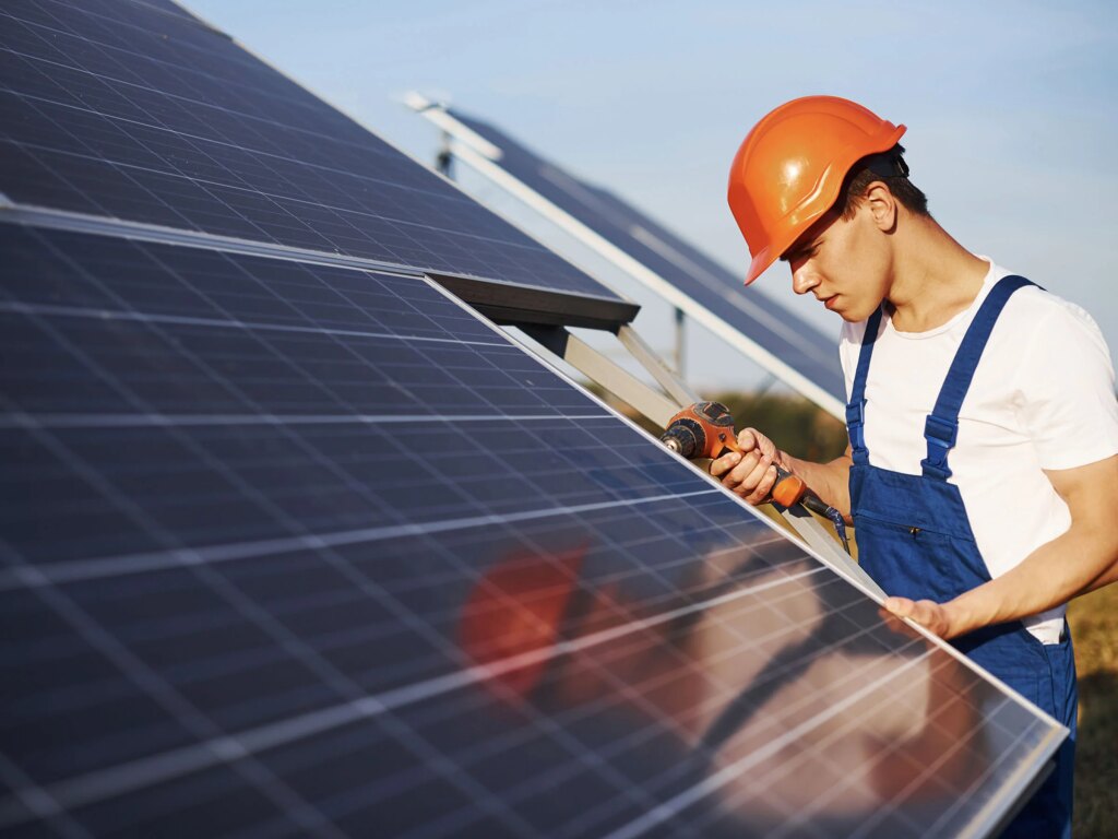 Handwerker installiert PV-Anlage