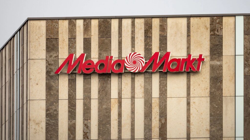Smartwatch für 145 Euro bietet 21‑Tage-Akkulaufzeit Großes MediaMarkt-Logo auf einer Gebäudefassade