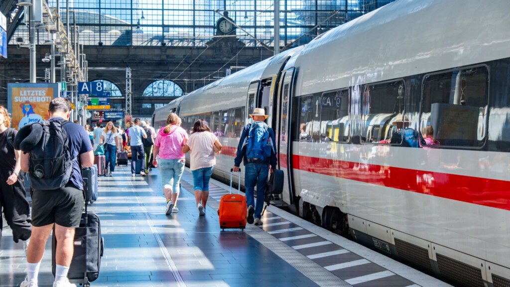Blick in eine Bahnhofshalle mit Bahnsteig und ICE