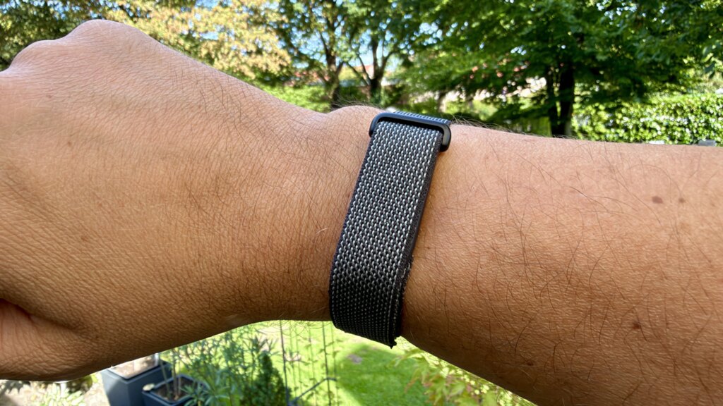 Google Fitbit Air am Handgelenk von inside digital Redakteur Hayo Lücke.