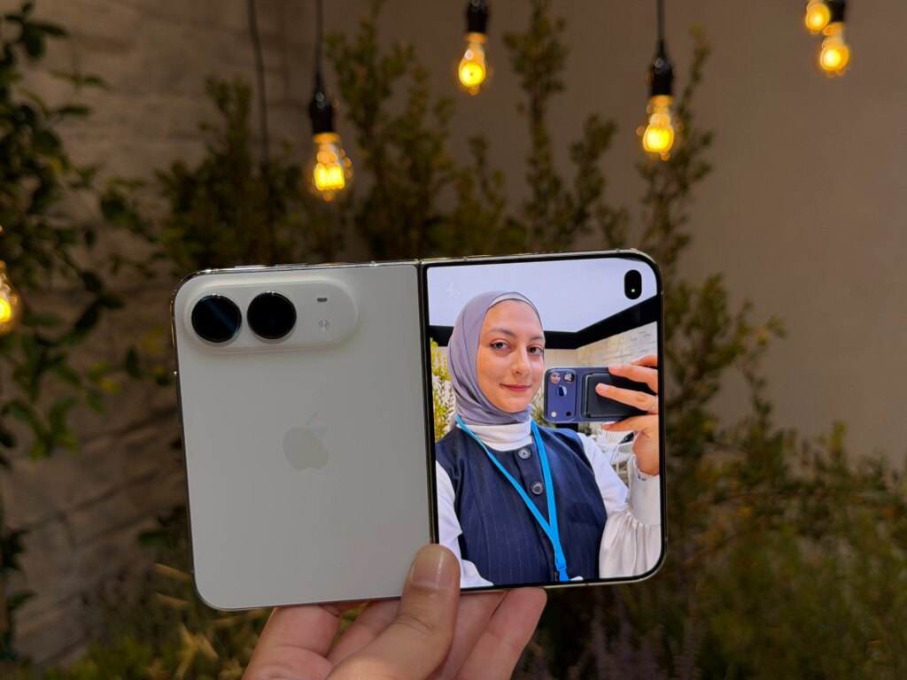 A Breakthrough? Or Just Breakable? Apple Unveiled the iPhone Duo, and CNET Writers Have Many Thoughts A foldable phone that's unfolded, but facing backwards so the outer screen shows a preview of what the rear cameras are shooting -- perfect for selfies with the better rear cameras.