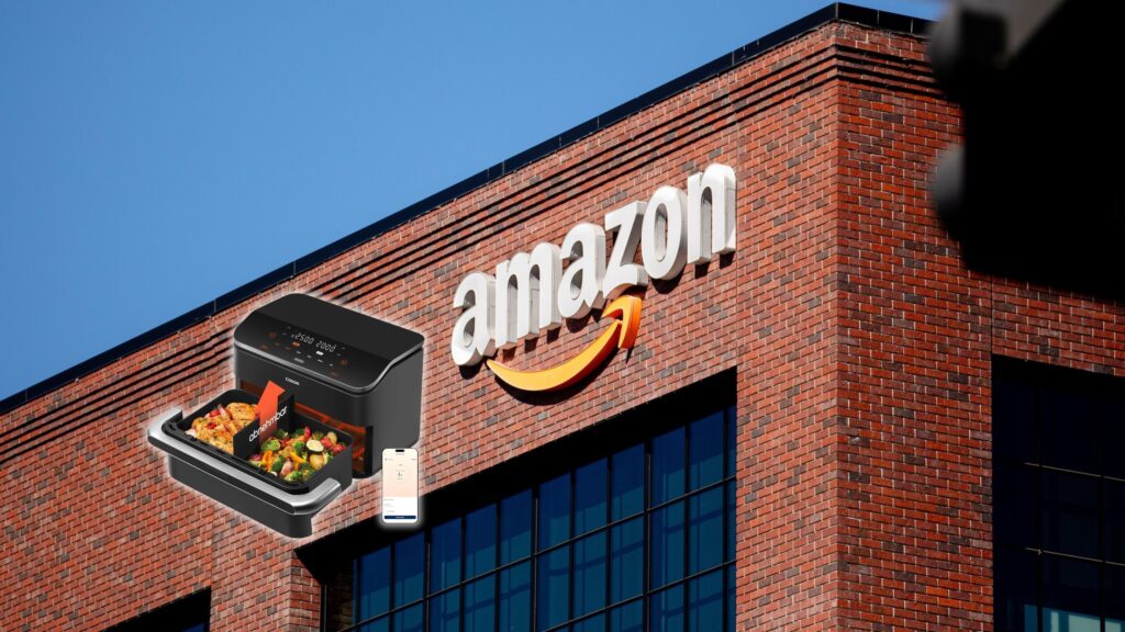 Amazon: Riesen-Heißluftfritteuse auf Tiefstpreis reduziert Amazon-Logo an einer Häuserwand, daneben eine Heißluftfritteuse