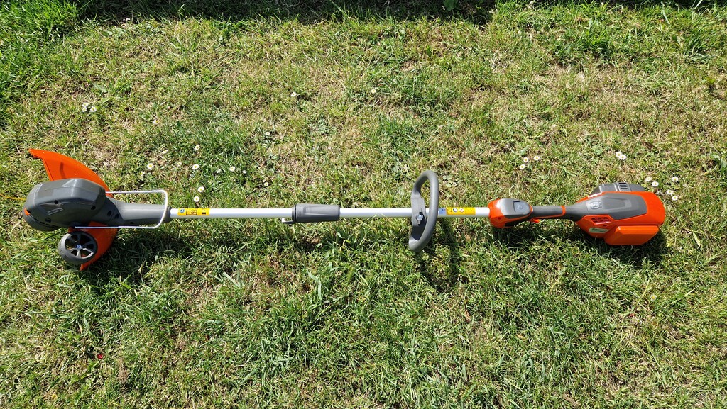 Cordless Grass Trimmer Review: Husqvarna 110iL Cordless Grass Trimmer Review: Husqvarna 110iL