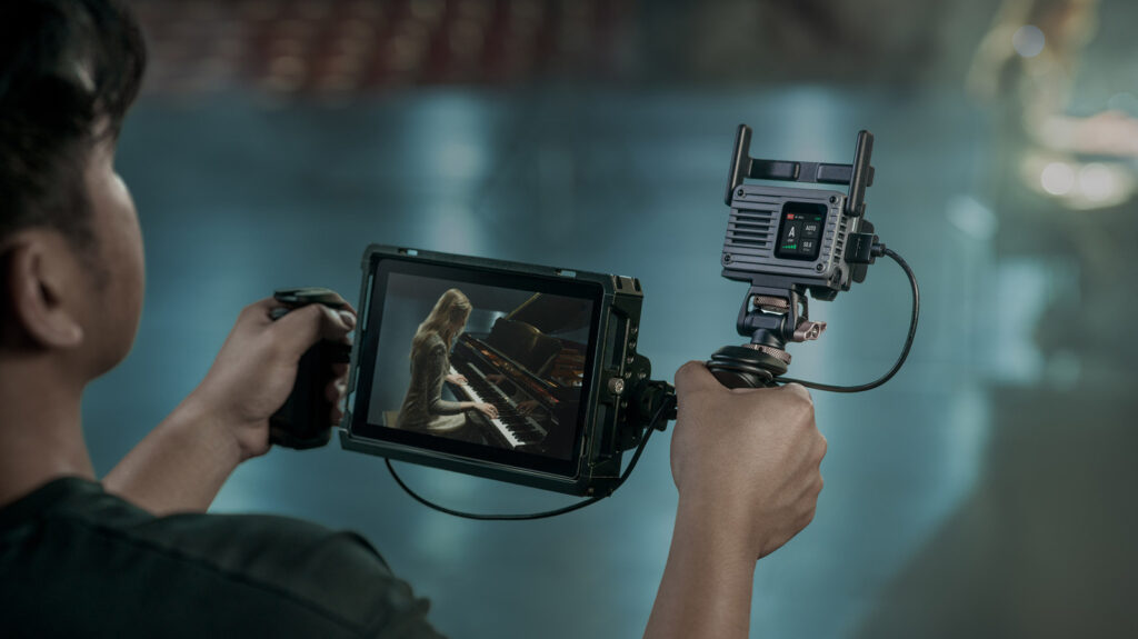 DJI’s New SDR Transmission II Beams 4K 60 Fps HDR Video Up To 2.5 Miles DJI's New SDR Transmission II Beams 4K 60 Fps HDR Video Up To 2.5 Miles