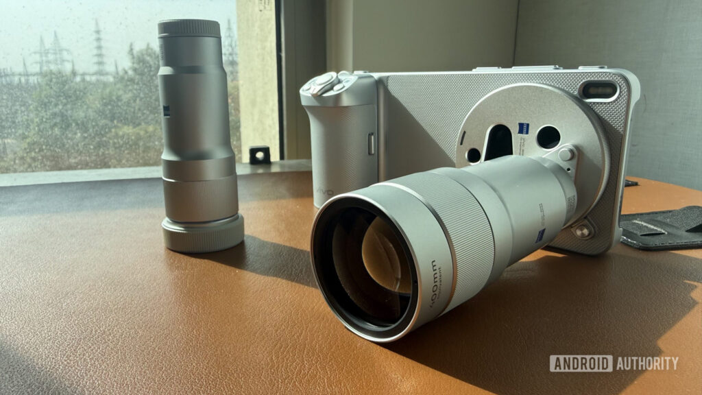 Did vivo just reveal the first X500 Ultra details? vivo X300 Ultra 400mm 200mm lens
