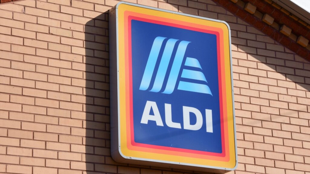 Aldi-Logo auf einer Gebäudewand eines Aldi-Geschäfts