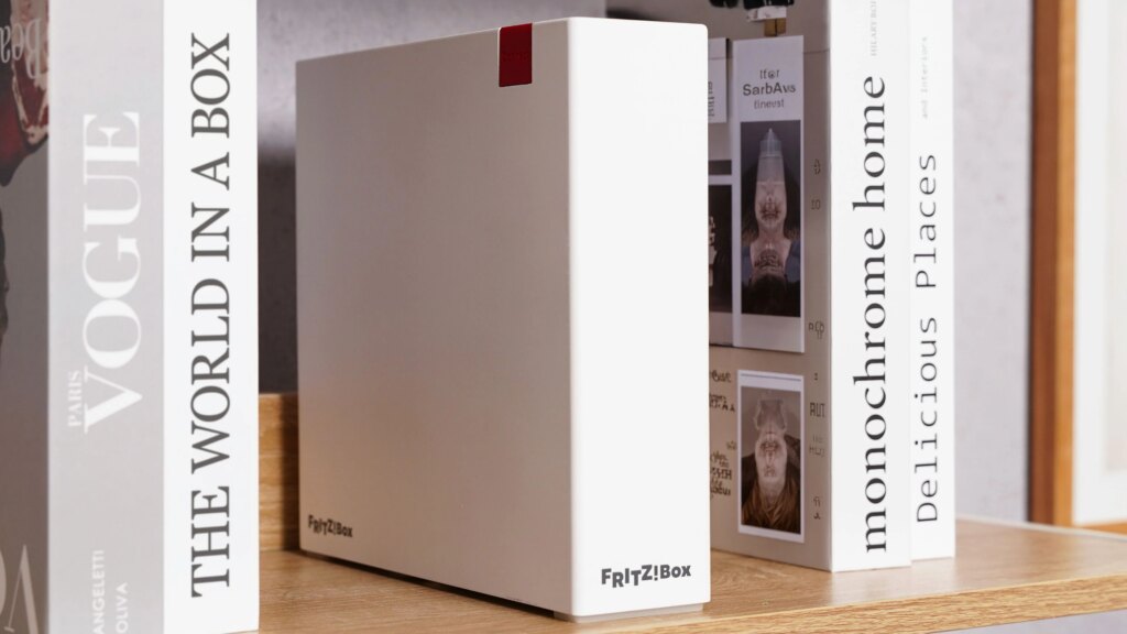 FRITZ!Box DSL/Fiber 7-90 auf einem Regal