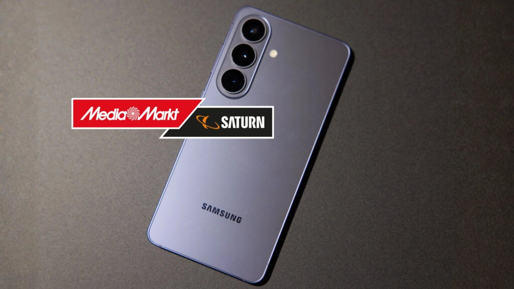 Samsung Galaxy S26 auf einem dunklen Tisch davor das MediaMarkt-Logo