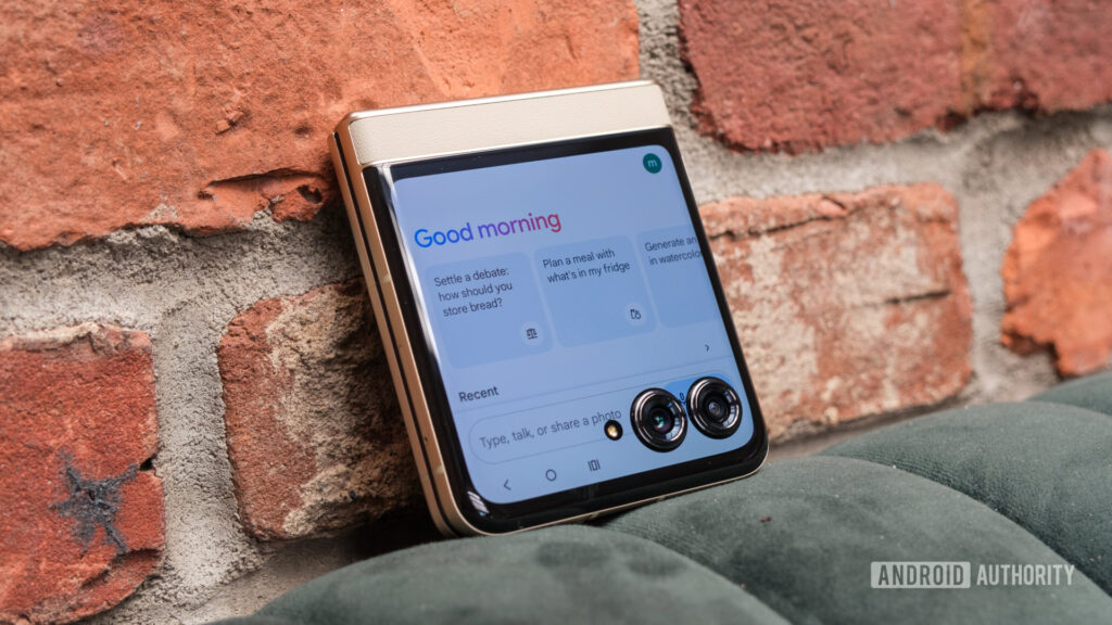 Gemini is working on some new custom dark mode controls Motorola Razr 2024 gemini app