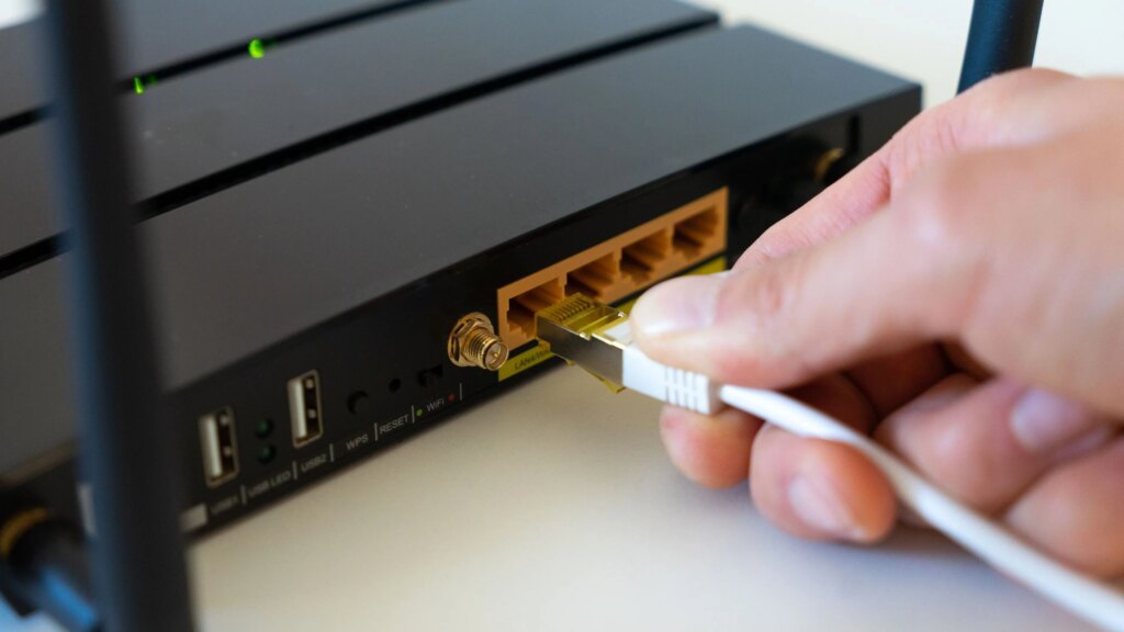 Glasfaser statt DSL: Gesetzlicher Buchungsstopp vorgeschlagen Ein Router mit einem Netzwerkkabel