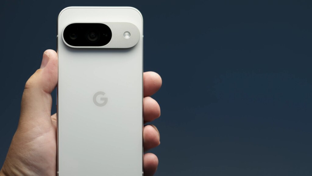 Google Pixel Smartphone in der Hand von einerm Mann gehalten.