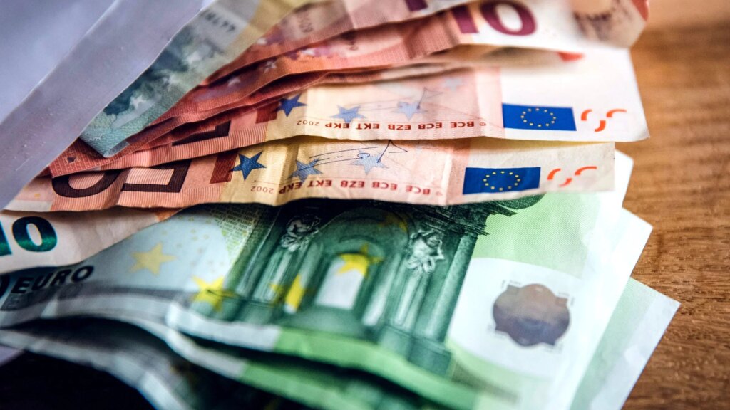 Bargeld zu Hause aufbewahren: Zwei Dinge, die viele nicht wissen