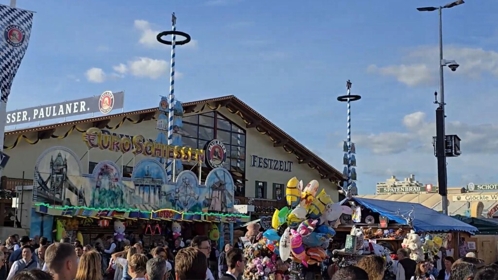 Hinter den Kulissen der Wiesn: Dieses Video zeigt, wie Telekom, Vodafone und O2 für Empfang sorgen Blick aufs Oktoberfest, ein Festzelt und viele Menschen