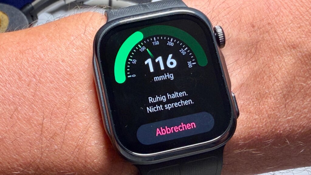 Huawei Watch D3: Ein Airbag als Blutdruck-Meisterstück Huawei Watch D3 bei der Blutdruck-Messung.