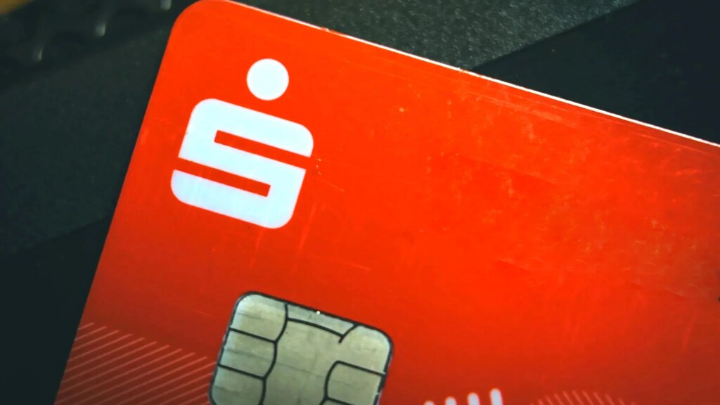 Kunden zahlen mehr oder verlieren ihr Konto Sparkasse: Diese zwei Änderungen betreffen alle Kunden