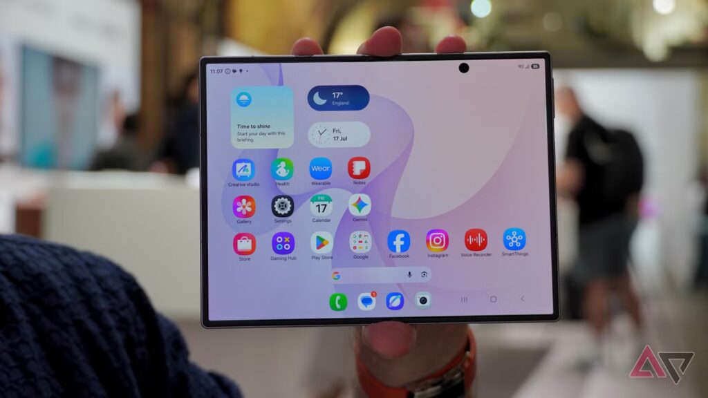 Motorola gives a glimpse of a wide foldable that aims to challenge Samsung and Apple Motorola gives a glimpse of a wide foldable that aims to challenge Samsung and Apple