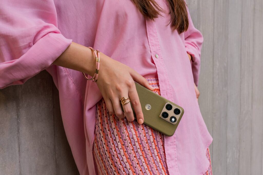Motorola’s Bringing its Qira AI Assistant to More Phones Motorola's Bringing its Qira AI Assistant to More Phones