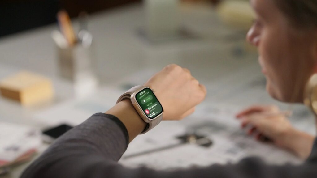 Neue Huawei-Smartwatches vorgestellt: Zum Launch direkt günstiger Eine Frau hat die Huawei Watch D3 am Arm