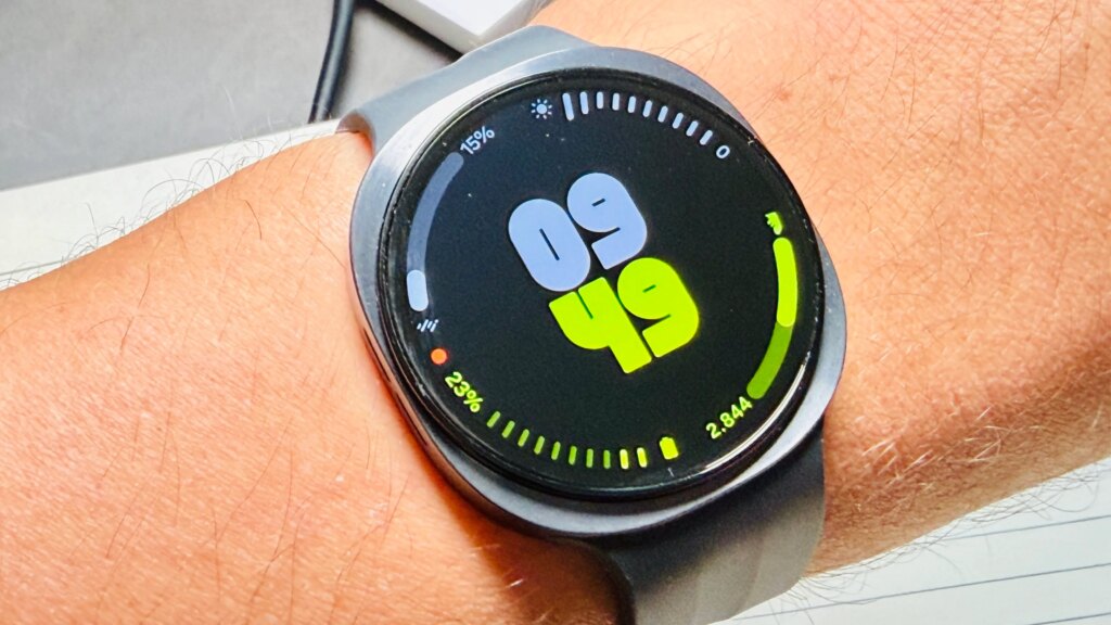 Samsung Galaxy Watch 9 Test: Smartwatch mit einem Problem Samsung Galaxy Watch 9 am Handgelenk von Hayo Lücke