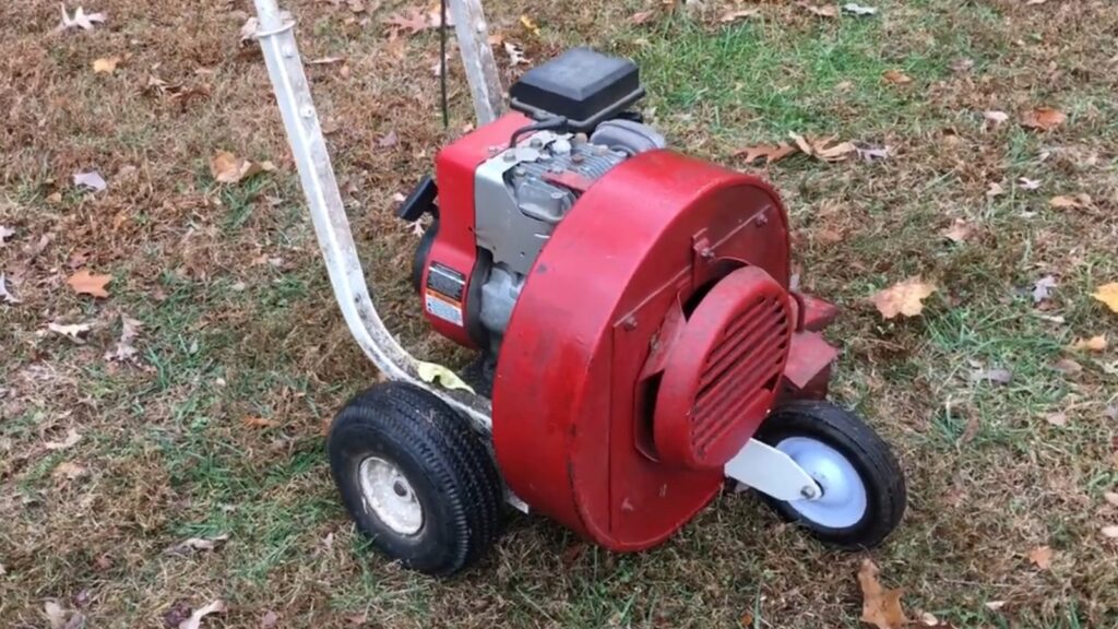 Some Leaf Blowers From The ’70s Would Be Unrecognizable To Young People Today Some Leaf Blowers From The '70s Would Be Unrecognizable To Young People Today