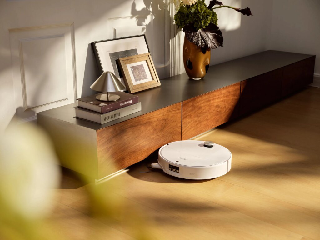 These New Robot Vacuums, Mops, Mowers and Pool Cleaners Will Try to Convince Us They’re Maintenance-Free Saros 20 Neo cleaning edges