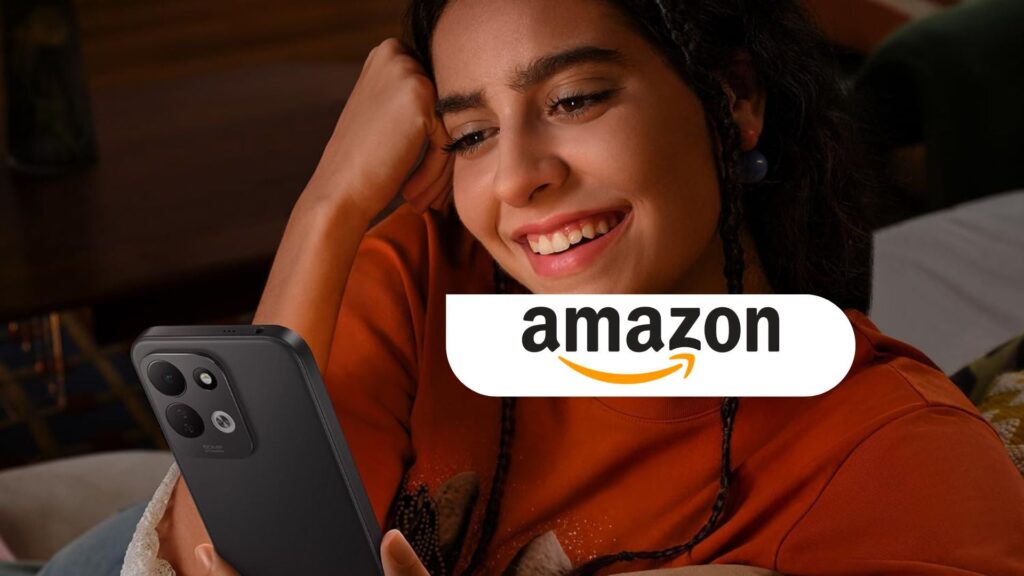 Unter 200 Euro: Marken-Smartphone bei Amazon Eine Frau lächelt in das Xiaomi Redmi 17 Smartphone