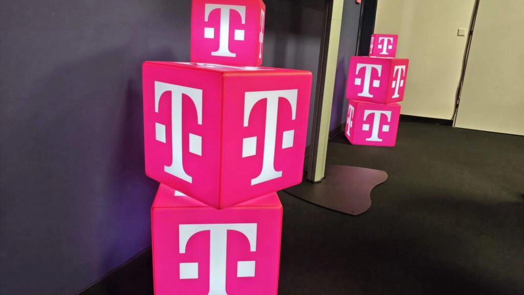 Warum Glasfaser plötzlich teurer für dich ist Mehrere Würfel mit Telekom-Logo