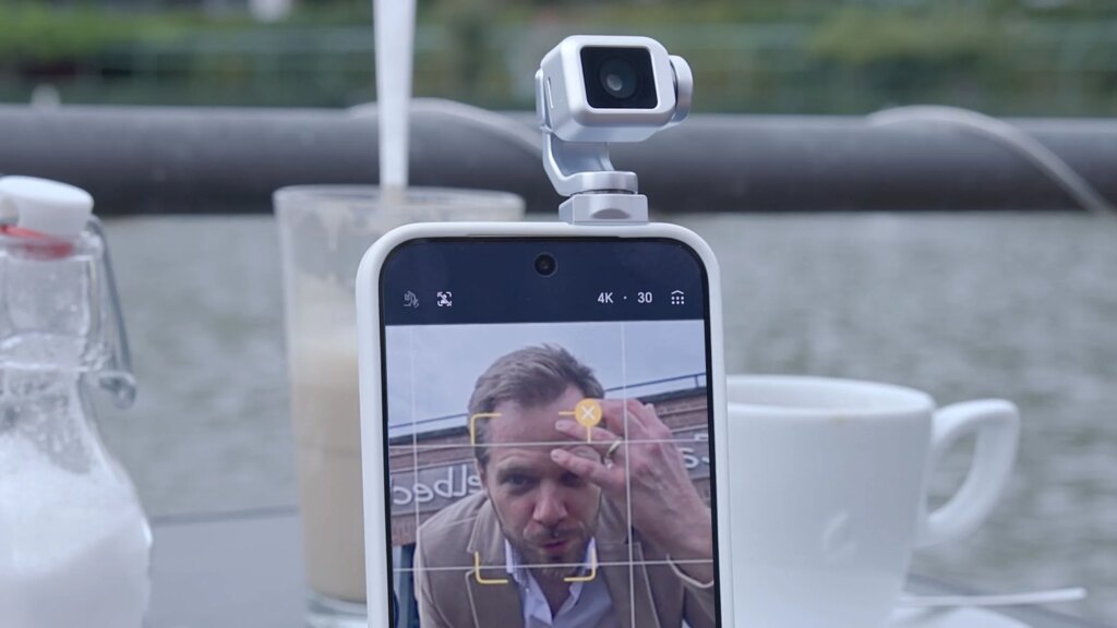 das absurdeste Handy des Jahres Das Honor Robot Phone steht auf einem Tisch und filmt den Redakteur