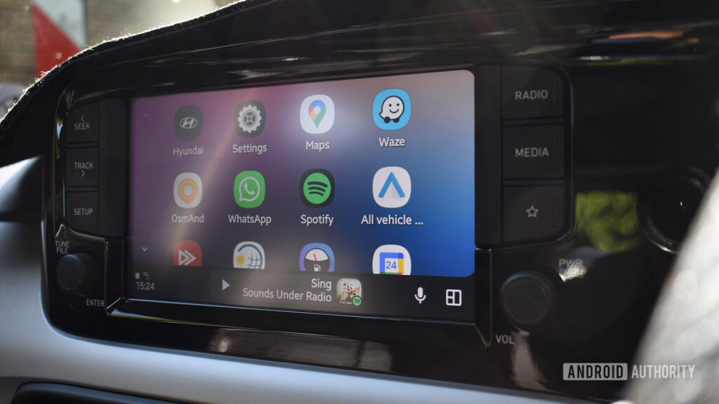 Android Auto’s signal bars are finally returning to dashboards android auto launcher home screen 2