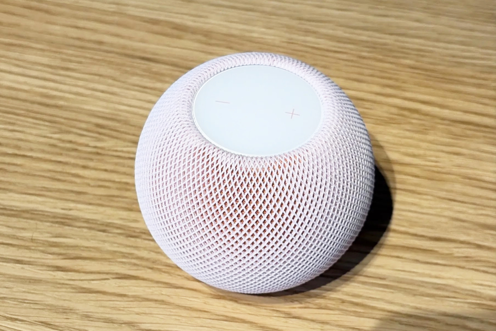 HomePod mini 2 on wood table.