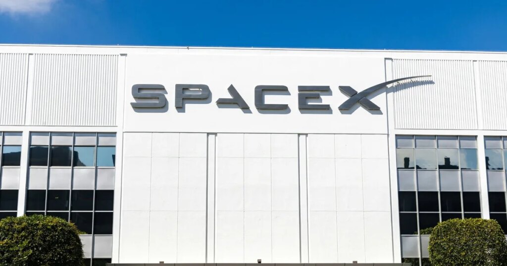 Elon Musk's SpaceX just made a big move to become a mobile carrier heavyweight in the US