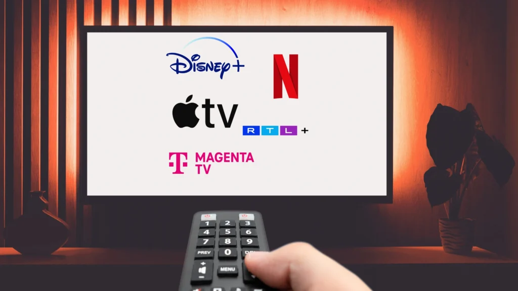So erhältst du 5 Streaming-Dienste für 20 Euro Fernbedienung auf einen TV gerichtet, auf dem die Logos von verschiedenen Streamingdiensten wie Netflix und Disney+ zu sehen sind
