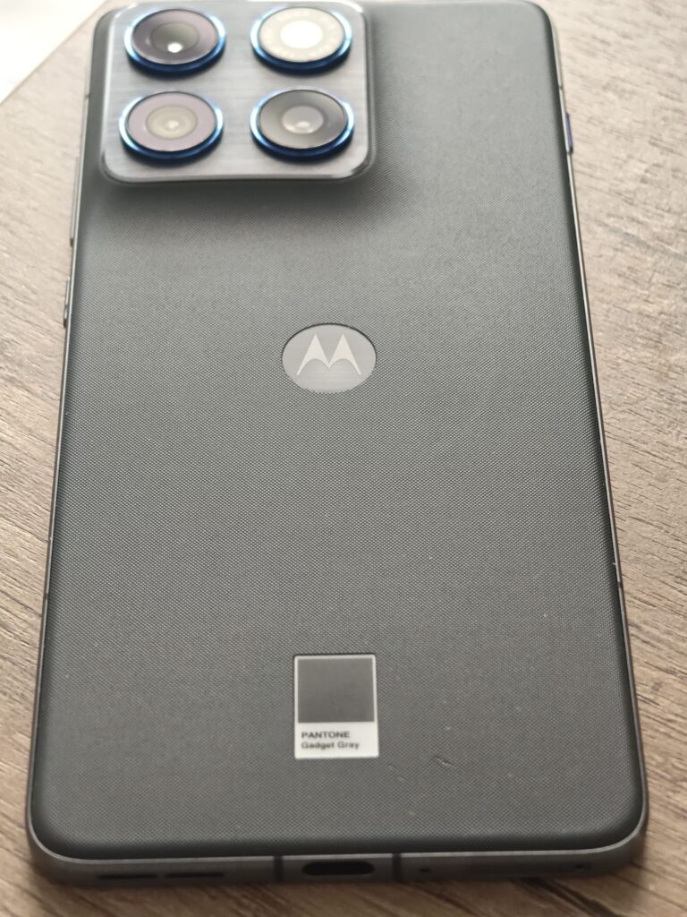 The Motorola Edge 70 (Gadget Grey): The Ultra Slim Contender That Actually Gets Battery Life Right.