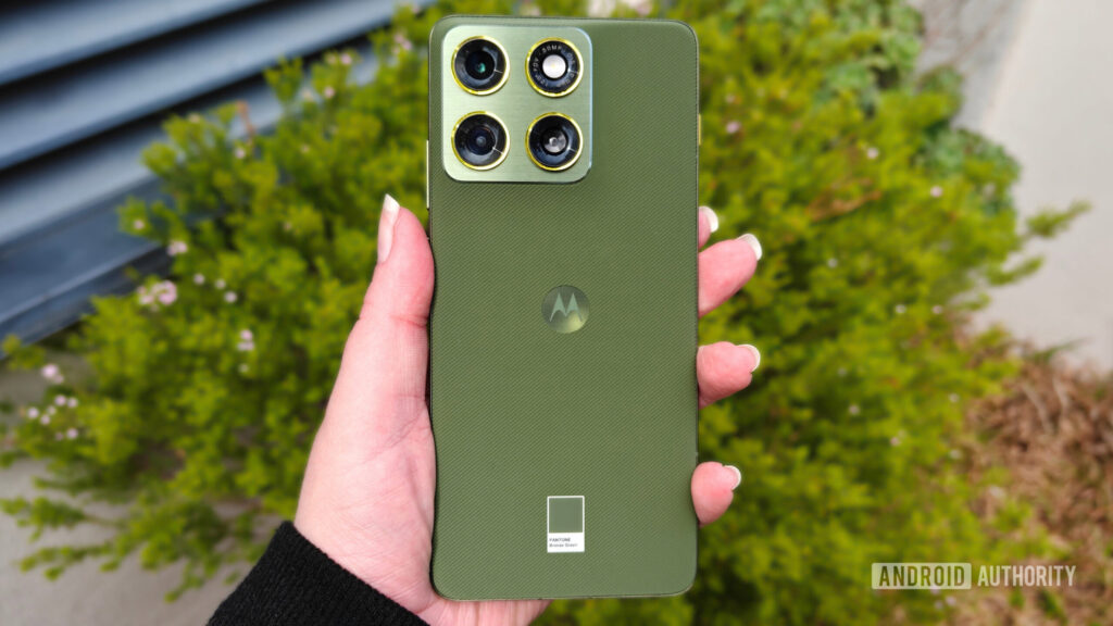 the back of the motorola edge 70